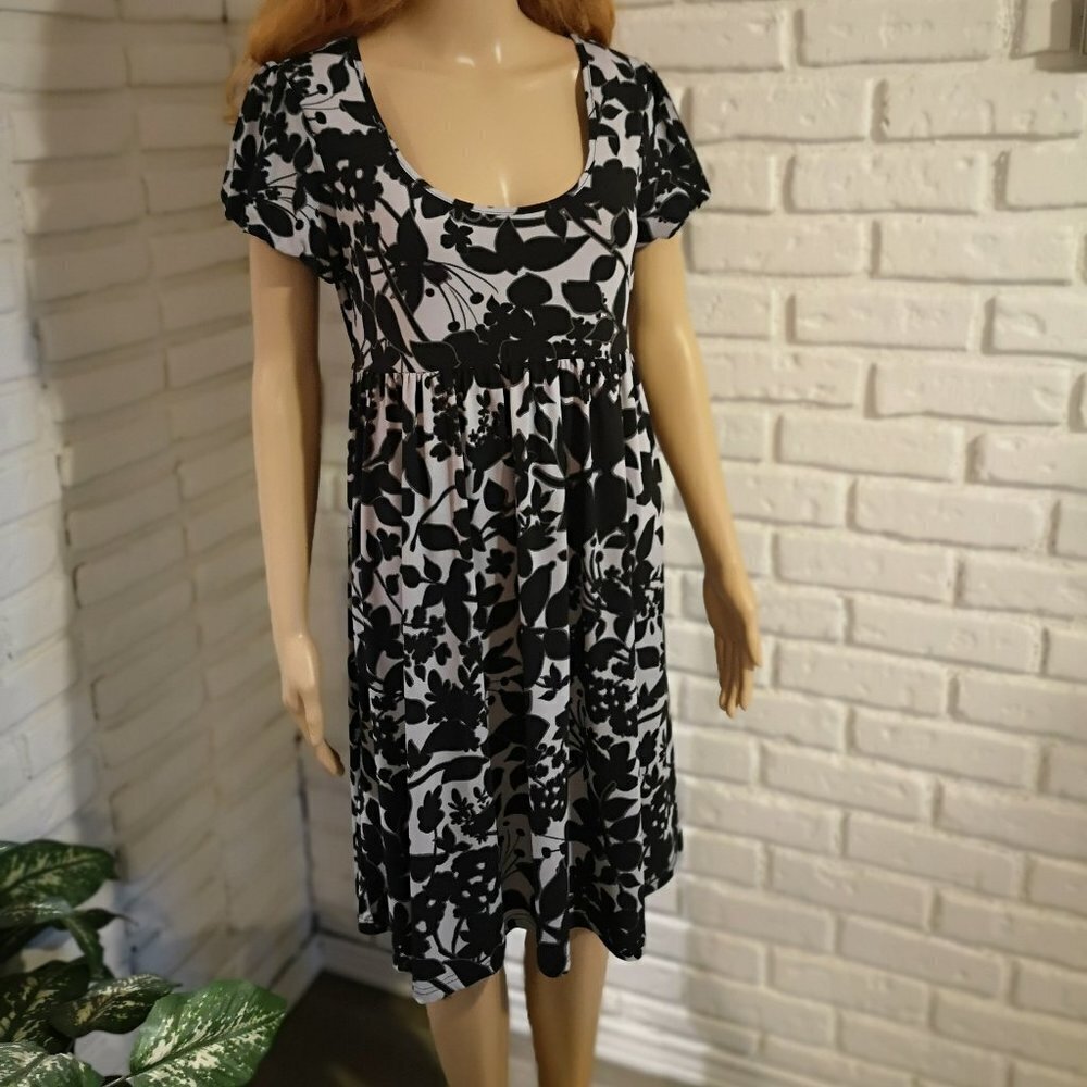 Reitman's Ladies Short Cap Sleeve Black & Grey Flower Pattern Dress